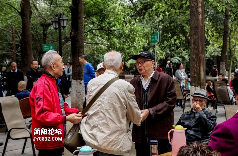 95岁老兵公园偶遇74年未见的战友，岁月洗礼下的重逢传奇