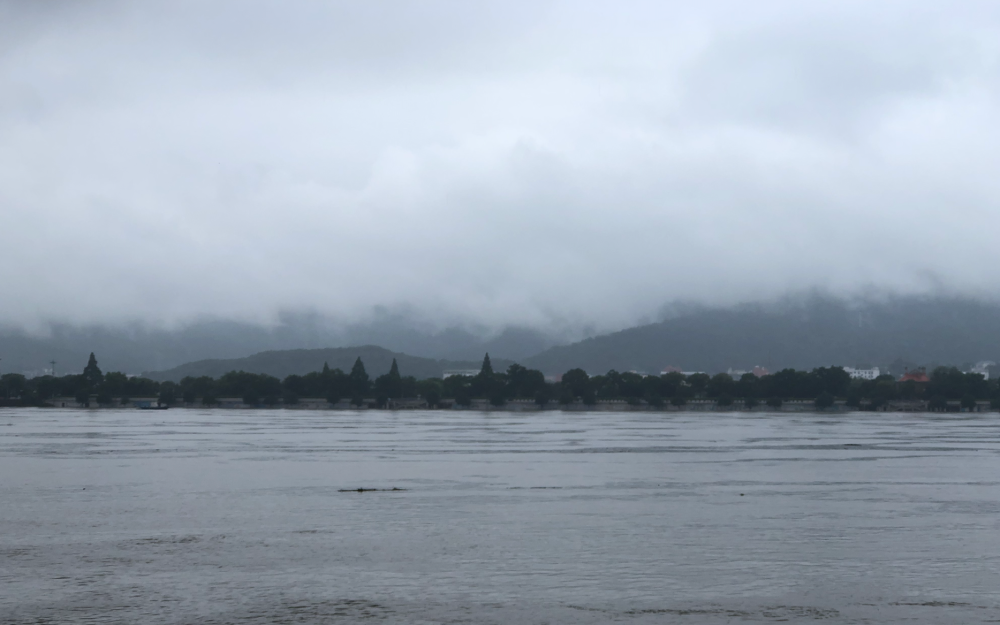 橘子洲遭遇罕见洪水，17年重现淹没景象