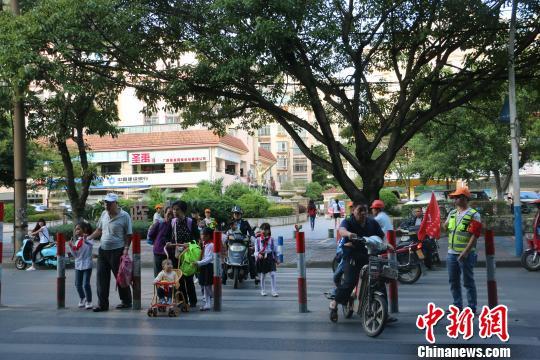 义务指挥交通35年，一位普通市民的坚守与奉献