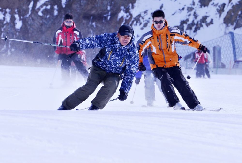 滑雪时身后突然冲出一群高手