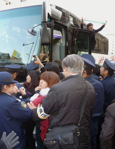 韩坠机遗属谴责政府:尸体在地上腐烂