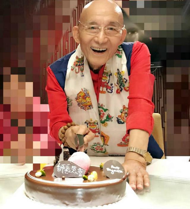 91岁游本昌再现济公神韵，敲钟送祝福祈愿人间温暖