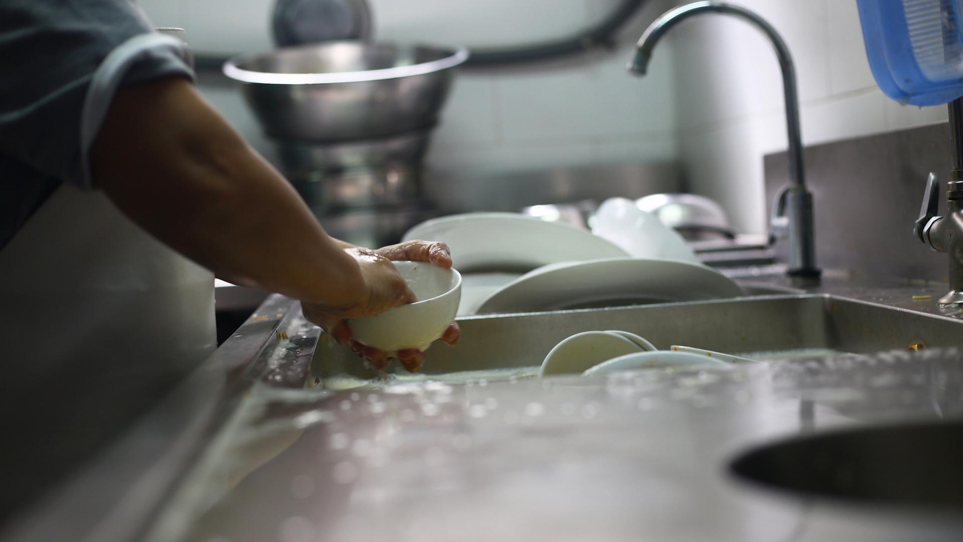 幼儿园餐具清洗的重要性及其操作规范