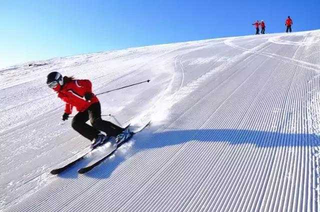 张家口云顶滑雪场发生游客坠落事故，事故背后的安全警示