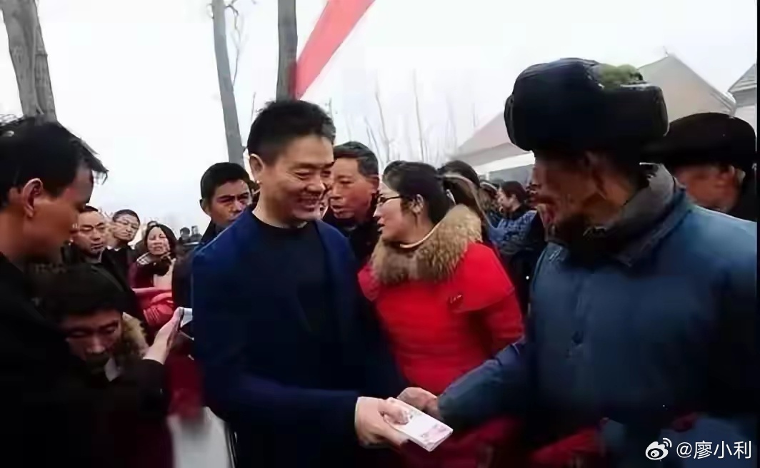 刘强东给乡亲发钱，运钞车现场见证乡情与善举