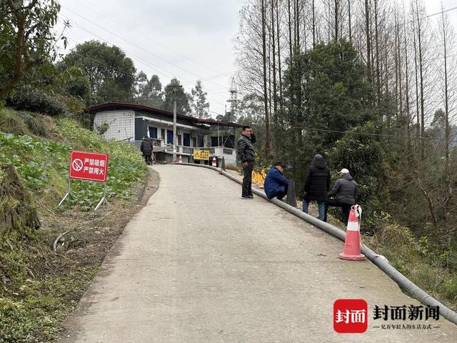 四川乐山一村道自燃两个月不熄火