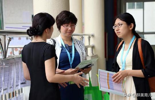 连续八年背闺蜜上学的深情之旅