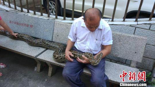 7旬老人贴身捂热水袋捂出蟒蛇纹，警惕低温烫伤的风险