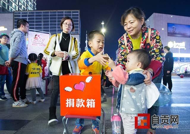 学生街头义唱，为白血病同学筹款献爱心