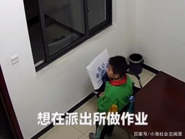 俩小孩扔作业被提醒后撒腿就跑，责任心与自律性的重要启示