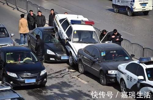 警车逼退逆行加塞车，城市交通管理新举措