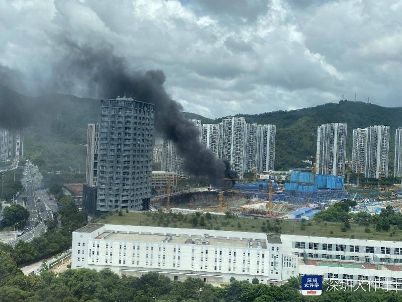 深圳一住宅起火 现场黑烟冲天