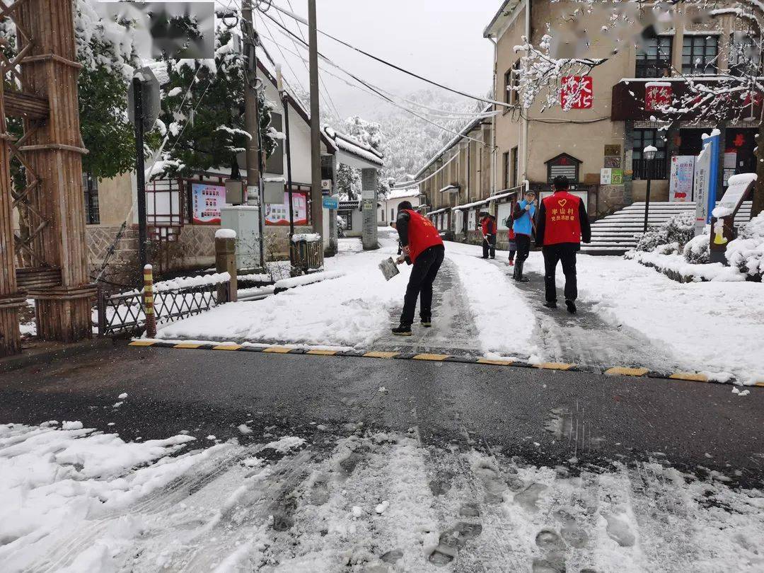 寒冬的印记，村民门口积雪半米深的故事