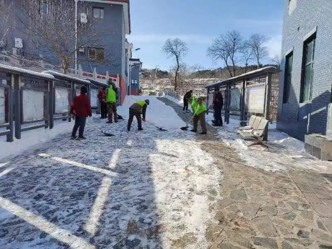 村民门口积雪半米深，冬季雪灾的影响与应对