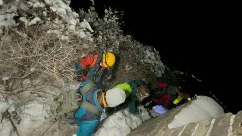 11名驴友雪夜被困野山 最大68岁