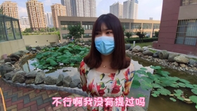 女生给妈妈磕888个头获1000元红包，一种特殊的亲情表达方式