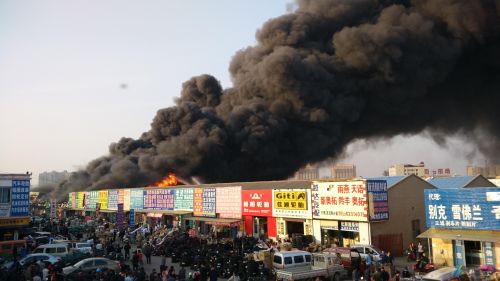 震惊！河北三河市连片沿街木屋商铺突发大火，警钟长鸣！