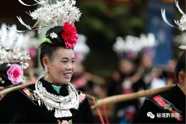 独家揭秘久违银饰再现娘家，苗族女子出嫁多年后的银帽归乡之旅