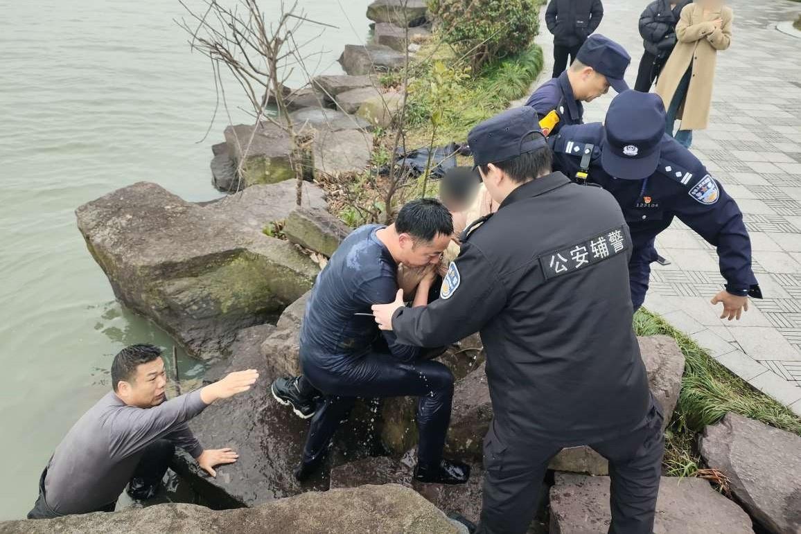 民警踏青救落水女孩