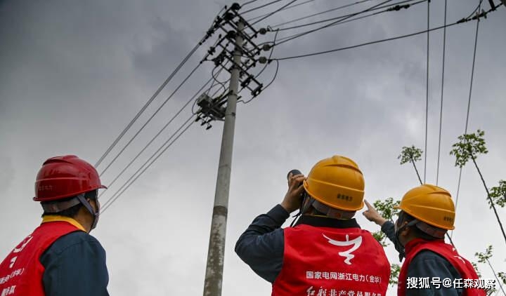 男子钓鱼遭遇电击惊魂瞬间，鱼竿触碰高压线生死未卜！