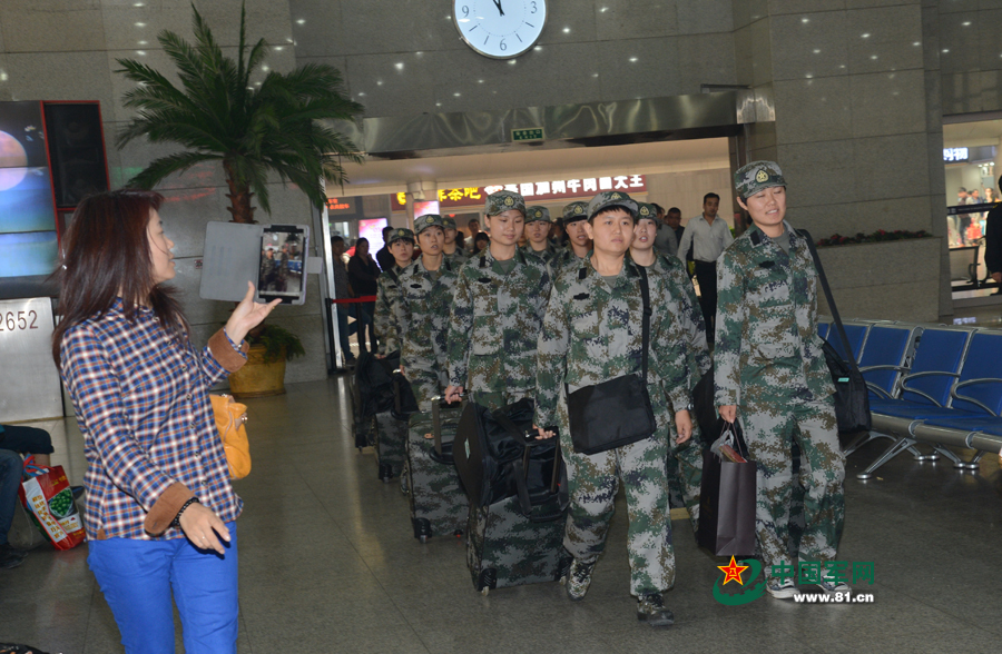 北京西站转运新兵入伍 女兵队伍亮眼