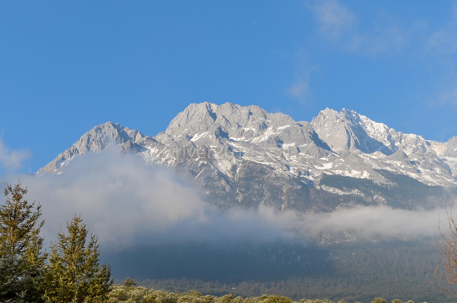 玉龙雪山雪崩频现，景区回应游客目击震撼瞬间！究竟发生了什么？